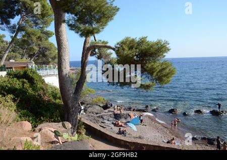 Serie von Landschaften am mittelmeer, aufgenommen im august 2021, in der Gemeinde saint Raphäel Boulouris in Frankreich. Stockfoto