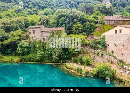 Ein Blick auf das kleine Dorf Stifone am Fluss Nera. Umbrien, Terni, Italien. Die Wände aus Steinen und Ziegeln. Die Brücke über den Fluss mit cle Stockfoto