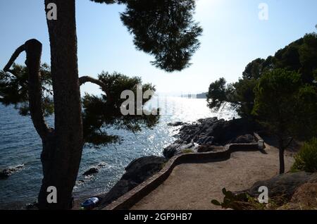 Serie von Landschaften am mittelmeer, aufgenommen im august 2021, in der Gemeinde saint Raphäel Boulouris in Frankreich. Stockfoto