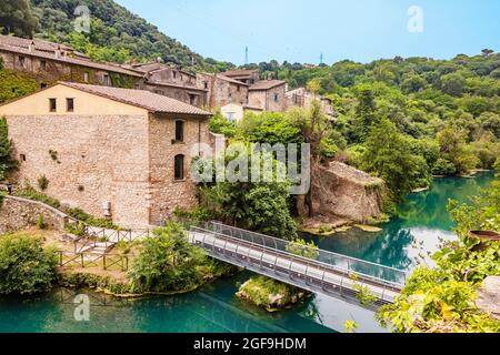 Ein Blick auf das kleine Dorf Stifone am Fluss Nera. Umbrien, Terni, Italien. Die Wände aus Steinen und Ziegeln. Die Brücke über den Fluss mit cle Stockfoto