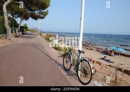 Serie von Landschaften am mittelmeer, aufgenommen im august 2021, in der Gemeinde saint Raphäel Boulouris in Frankreich. Stockfoto