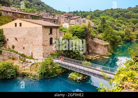 Ein Blick auf das kleine Dorf Stifone am Fluss Nera. Umbrien, Terni, Italien. Die Wände aus Steinen und Ziegeln. Die Brücke über den Fluss mit cle Stockfoto