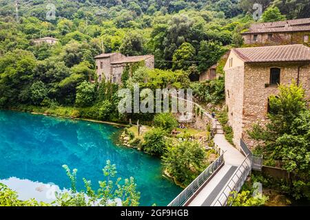 Ein Blick auf das kleine Dorf Stifone am Fluss Nera. Umbrien, Terni, Italien. Die Wände aus Steinen und Ziegeln. Die Brücke über den Fluss mit cle Stockfoto