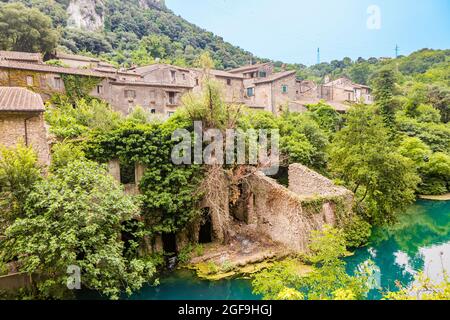 Ein Blick auf das kleine Dorf Stifone am Fluss Nera. Umbrien, Terni, Italien. Die Wände aus Steinen und Ziegeln. Die Brücke über den Fluss mit cle Stockfoto