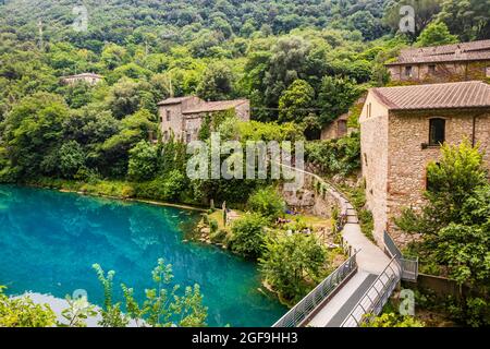 Ein Blick auf das kleine Dorf Stifone am Fluss Nera. Umbrien, Terni, Italien. Die Wände aus Steinen und Ziegeln. Die Brücke über den Fluss mit cle Stockfoto