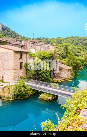 Ein Blick auf das kleine Dorf Stifone am Fluss Nera. Umbrien, Terni, Italien. Die Wände aus Steinen und Ziegeln. Die Brücke über den Fluss mit cle Stockfoto