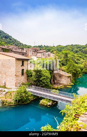 Ein Blick auf das kleine Dorf Stifone am Fluss Nera. Umbrien, Terni, Italien. Die Wände aus Steinen und Ziegeln. Die Brücke über den Fluss mit cle Stockfoto