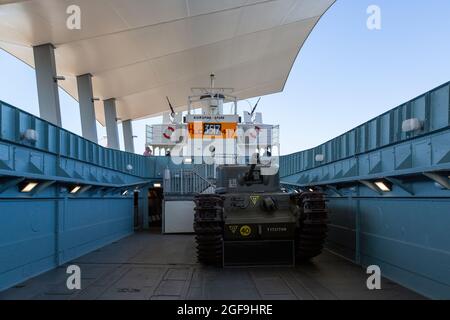 08-24-2021 Portsmouth, Hampshire, Großbritannien, EIN Tank auf dem Deck des Inneren des LCT 7074 D-Day Landungsschiffs im D-Day Story Museum in southsea, Großbritannien Stockfoto