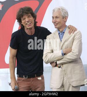 10. Mai 2005; New York, NY, USA; Die Rolling Stone-Bandmitglieder MICK JAGGER und CHARLIE WATTS verkündeten auf einer Pressekonferenz die Welttournee 2005-2006 im Julliard Music School Plaza im Lincoln Center. (Bild: Nancy Kaserman/ZUMAPRESS.com) Stockfoto