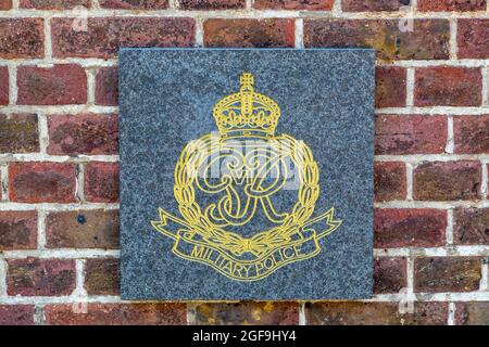 08-24-2021 Portsmouth, Hampshire, Großbritannien, das Emblem oder Wappen des Militärpolizeiregiments mit dem george das sechste Abzeichen, das während des Zweiten Weltkriegs verwendet wurde Stockfoto