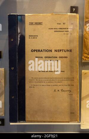 08-24-2021 Portsmouth, Hampshire, Großbritannien, EIN Logbuch mit den Plänen zur Operation neptune, das in einem Museum, dem D-Day Story Museum, Southsea, ausgestellt wird Stockfoto