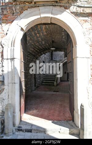 Eingang im Innenhof eines alten Hauses im historischen Zentrum einer Altstadt in der Provinz Potenza, Italien. Stockfoto