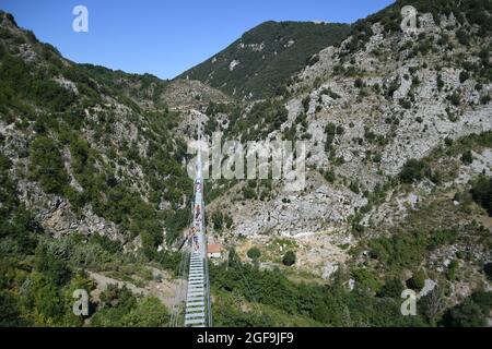 Castelsaraceno, Italien, 08/04/2021. Die längste tibetische Brücke der Welt in einer Altstadt in der Provinz Potenza, Italien. Stockfoto