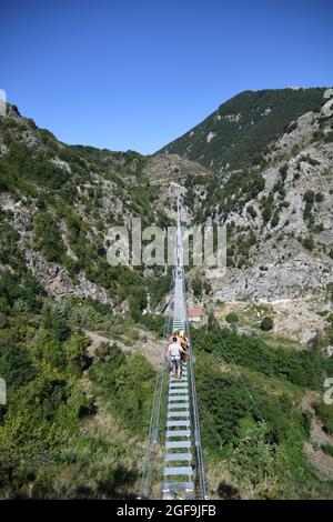 Castelsaraceno, Italien, 08/04/2021. Die längste tibetische Brücke der Welt in einer Altstadt in der Provinz Potenza, Italien. Stockfoto