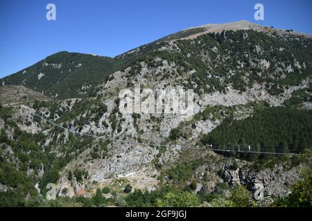 Castelsaraceno, Italien, 08/04/2021. Die längste tibetische Brücke der Welt in einer Altstadt in der Provinz Potenza, Italien. Stockfoto