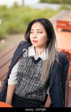 Junge Asiatische Weibliche Datenwissenschaftlerin, Die Gerne Draußen Arbeitet Stockfoto
