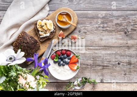 Schön servierten Tisch zum Frühstück mit vielen Köstlichkeiten, Käse, Salami, Gebäck, Orangensaft, Tee und Kaffee. Stockfoto