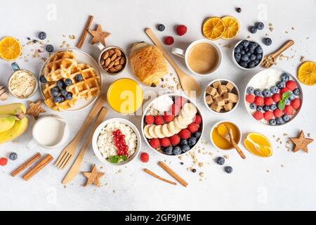 Schön servierten Tisch zum Frühstück mit vielen Köstlichkeiten, Käse, Salami, Gebäck, Orangensaft, Tee und Kaffee. Stockfoto