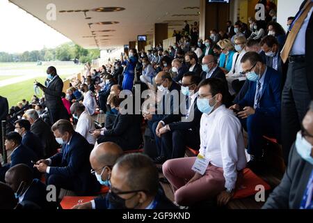 Menschen während der Eröffnung des jährlichen Medef-Sommertreffens La Ref am 24. August 2021 auf der Rennstrecke Longchamp in Paris. Foto von Raphael Lafargue/ABACAPRESS.COM Stockfoto