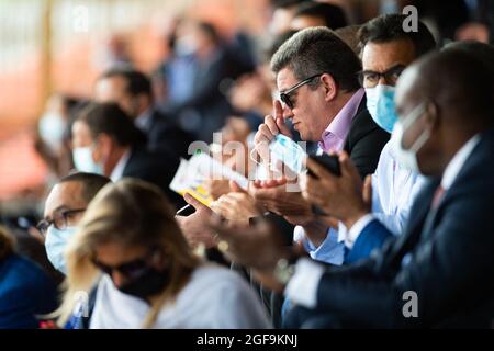 Menschen während der Eröffnung des jährlichen Medef-Sommertreffens La Ref am 24. August 2021 auf der Rennstrecke Longchamp in Paris. Foto von Raphael Lafargue/ABACAPRESS.COM Stockfoto