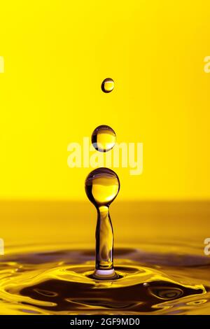 3d-Darstellung von Wassertropfen in Goldtönen Stockfoto