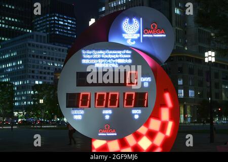 Tokio, Japan. August 2021. Tokio 2020, Start der Paralympics, Countdown-Objekt vor dem Bahnhof von Tokio beendet, beginnt heute. Am 24. August 2021 in Tokio, Japan. (Foto von Kazuki Oishi/Sipa USA) Quelle: SIPA USA/Alamy Live News Stockfoto