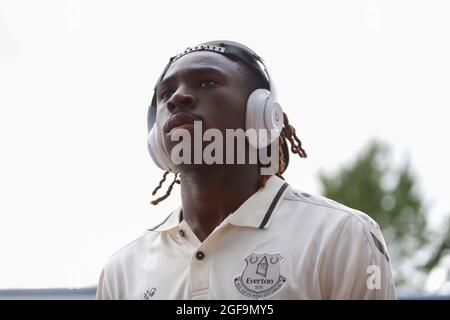 Huddersfield, Großbritannien. August 2021. Moise Kean #27 von Everton kommt am 8/24/2021 zum Tonights-Spiel in Huddersfield, Großbritannien, an. (Foto von Ben Early/News Images/Sipa USA) Quelle: SIPA USA/Alamy Live News Stockfoto