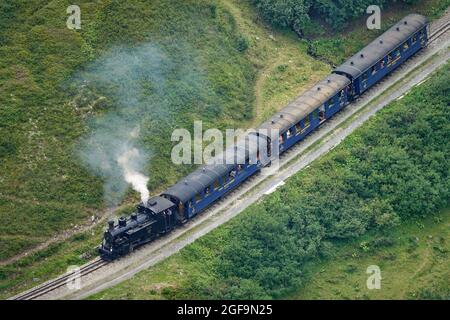 Furka-Dampfzug durch die Berglandschaften der Zentralalpen auf der historischen Glacier Express-Route. Furkapass, Schweiz - August 2021 Stockfoto