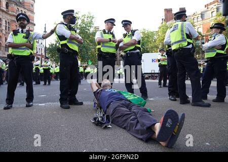 Mitglieder der Extinction Rebellion im Cambridge Circus im Zentrum von London. Bilddatum: Dienstag, 24. August 2021. Stockfoto