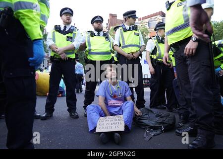 Mitglieder der Extinction Rebellion im Cambridge Circus im Zentrum von London. Bilddatum: Dienstag, 24. August 2021. Stockfoto