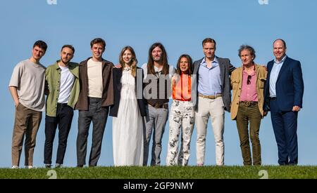 Calton Hill, Edinburgh, Schottland, Großbritannien, 24. August 2021. Edinburgh International Film Festival: Die Weltpremiere des Films ‘Road Dance’ findet heute auf dem Festival statt. Im Bild (L bis R): Luke Nunn (Schauspieler), Scott Millar (Schauspieler), will Fletcher (Schauspieler), Hermine Corfield (Schauspieler), Richie Adams (Regisseur), Ali Whitney (Schauspieler), will Fletcher (Schauspieler), Jeff Stewart (Schauspieler) & John Mackay (Schriftsteller) Stockfoto