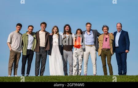 Calton Hill, Edinburgh, Schottland, Großbritannien, 24. August 2021. Edinburgh International Film Festival: Die Weltpremiere des Films ‘Road Dance’ findet heute auf dem Festival statt. Im Bild (L bis R): Luke Nunn (Schauspieler), Scott Millar (Schauspieler), will Fletcher (Schauspieler), Hermine Corfield (Schauspieler), Richie Adams (Regisseur), Ali Whitney (Schauspieler), will Fletcher (Schauspieler), Jeff Stewart (Schauspieler) & John Mackay (Schriftsteller) Stockfoto