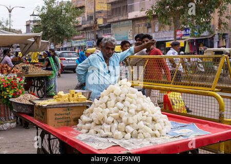 Mandawa, Indien - 28. Februar 2018: Mann Verkäufer Verkauf süß in einer belebten Straße in Mandawa, Jhunjhunu, Rajasthan in Indien. Stockfoto