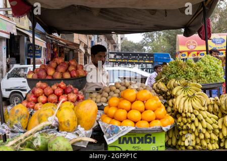 Mandawa, Indien - 28. Februar 2018: Mann verkauft Früchte auf der Straße von Mandawa in Jhunjhunu Bezirk Shekhawati Region von Rajasthan. Stockfoto