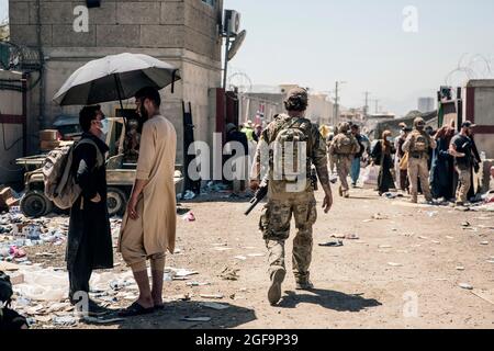 Kabul, Afghanistan. August 2021. Ein kanadischer Soldat patrouilliert während der Operation Allies Refuge am 24. August 2021 in Kabul, Afghanistan, am Checkpoint der Evakuierungskontrolle am Hamid Karzai International Airport. Quelle: Planetpix/Alamy Live News Stockfoto