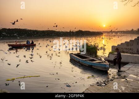 Neu Delhi, Indien - 04. März 2018: Mann in der Nähe des Bootes am Yamuna River Ghat in Neu Delhi, Indien. Der Yamuna-Fluss ist der zweitgrößte Nebenfluss von t Stockfoto