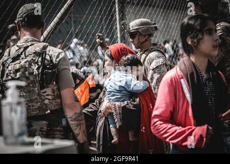 Kabul, Afghanistan. August 2021. Afghanische Flüchtlinge warten auf Evakuierung am Hamid Karzai International Airport während der Operation Allies Refuge am 22. August 2021 in Kabul, Afghanistan. Quelle: Planetpix/Alamy Live News Stockfoto