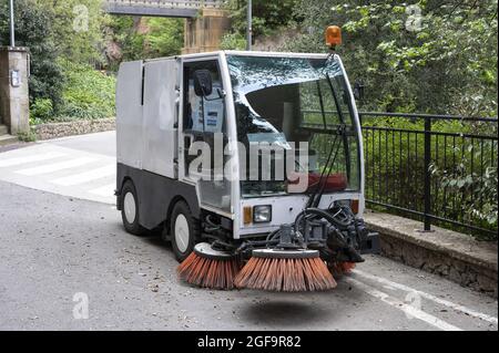 BARCELONA, SPANIEN - 28. Jun 2021: Eine weiße Industriekehrmaschine, die auf der Straße in Barcelona, Spanien, geparkt ist Stockfoto