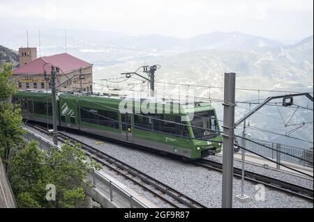 BARCELONA, SPANIEN - 28. Jun 2021: Eine Zahnradbahn, die am Bahnhof auf dem Gipfel des Montserrat in Barcelona, Spanien, ankommt Stockfoto