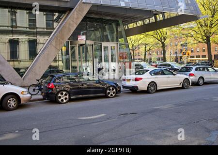 New York, NY, USA - 24. August 2021: Ansicht der metallischen Stützen für Cooper Union an der E 7th St und Third Ave Stockfoto