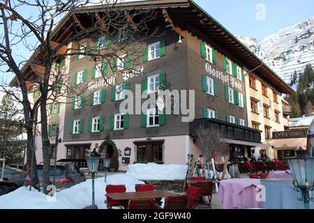 Lech, Österreich - 03 04 2018: Hotel Restaurant Gasthof Post in Lech, Österreichische Alpen Stockfoto