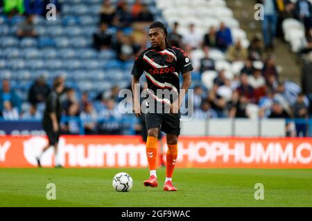 Huddersfield, Großbritannien. August 2021. Alex Iwobi #17 von Everton erwärmt sich vor dem Spiel in Huddersfield, Großbritannien am 8/24/2021. (Foto von Ben Early/News Images/Sipa USA) Quelle: SIPA USA/Alamy Live News Stockfoto