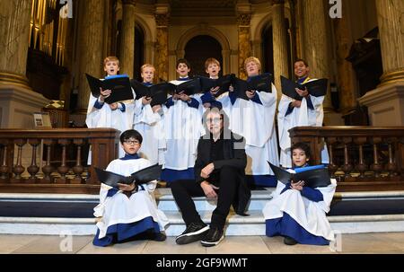 Tony Iommi ehemaliger Black Sabbath-Gitarrist mit dem Chor der Kathedrale in der St. Philip's Cathedral, Birmingham. Stockfoto