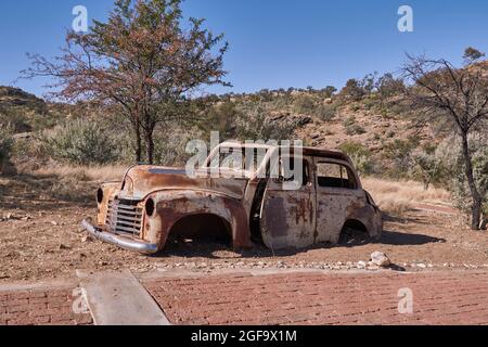 Altes, rostiges Autowrack, das in der Wüste, Namibia, aufgegeben wurde. Stockfoto