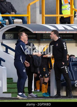 London, Großbritannien. August 2021. Gary Rowett Manager von Millwall (links) schüttelt sich vor dem Carabao Cup-Spiel zwischen Millwall und Cambridge United am 24. August 2021 in Den, London, England, die Hände mit Mark Bonner Manager von Cambridge United. Foto von Alan Stanford/Prime Media Images. Quelle: Prime Media Images/Alamy Live News Stockfoto