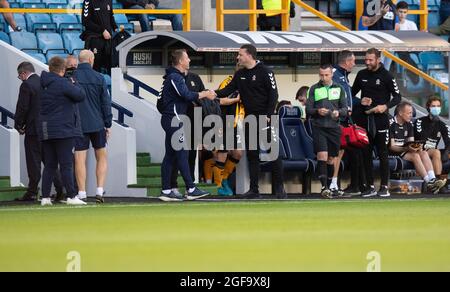 London, Großbritannien. August 2021. Gary Rowett Manager von Millwall (links) schüttelt sich vor dem Carabao Cup-Spiel zwischen Millwall und Cambridge United am 24. August 2021 in Den, London, England, die Hände mit Mark Bonner Manager von Cambridge United. Foto von Alan Stanford/Prime Media Images. Quelle: Prime Media Images/Alamy Live News Stockfoto