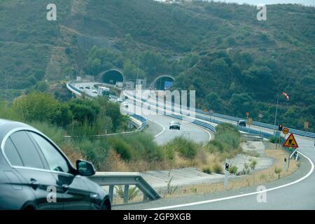 Marbella, Malaga, Spanien 24. August 2021, starker Verkehr auf der Autobahn AP-7 mit Anzeichen von Bauarbeiten Stockfoto