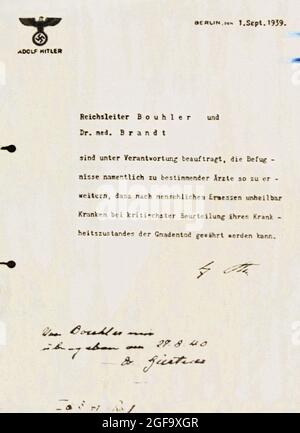 Hitlers Befehl für das T4-Programm (Aktion T4) vom 1. September 1939. Der Test lautet „Reichsleiter [Philipp] Bouhler und Dr. med. [Karl] Brandt wird mit der Verantwortung beauftragt, die Autorität bestimmter Ärzte so weit zu erweitern, dass [Personen], die an als unheilbar bewerteten Krankheiten leiden, nach einer humanen, sorgfältigsten Beurteilung ihres Zustandes einen Gnadentod erhalten können. [Signiert] Adolf Hitler.' Stockfoto