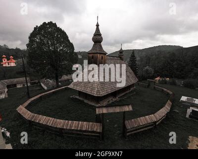 Blick auf eine Holzkirche im Dorf Hrabova Roztoka in der Slowakei Stockfoto