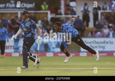 CHESTER LE STREET, GROSSBRITANNIEN. 24. AUGUST Chris Jordan von Sussex bowelt während des Vitality T20 Blast-Spiels zwischen Yorkshire County Cricket Club und Sussex County Cricket Club in Emirates Riverside, Chester le Street am Dienstag, den 24. August 2021. (Kredit: Will Matthews | MI News) Kredit: MI News & Sport /Alamy Live News Stockfoto